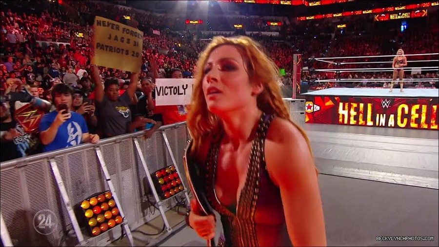 Becky_Lynch_-_The_Man_mp4_001340366.jpg