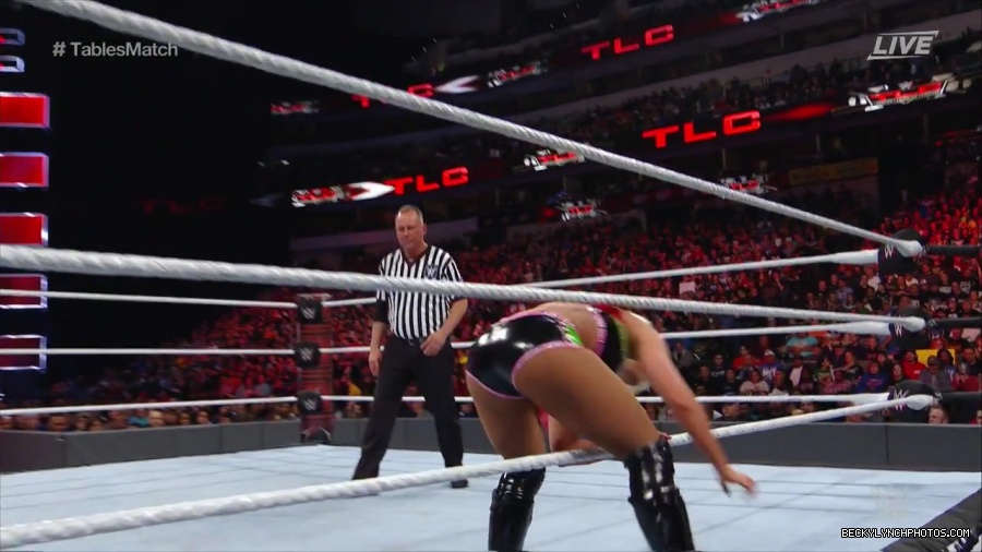 WWE_TLC_2016_PPV_720p_WEB_h264-HEEL_mp40466.jpg