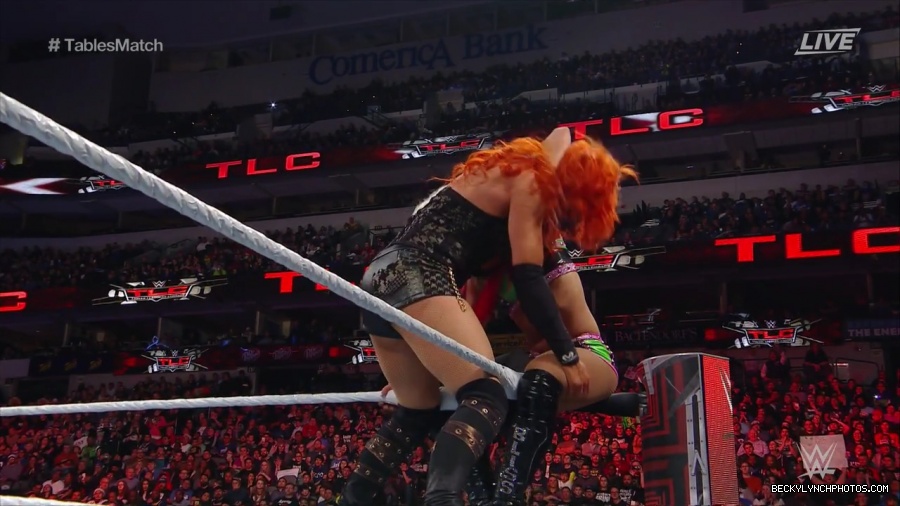 WWE_TLC_2016_PPV_720p_WEB_h264-HEEL_mp40642.jpg