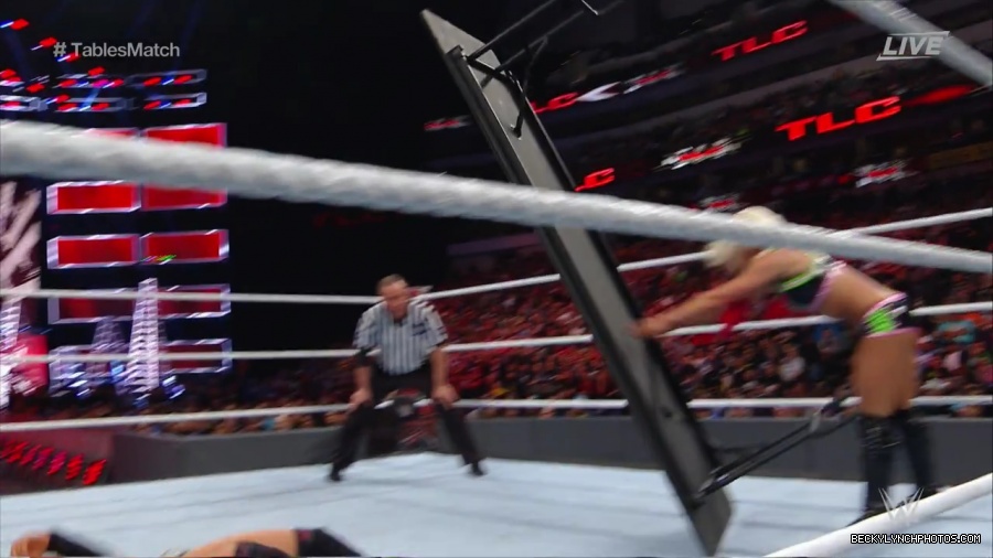 WWE_TLC_2016_PPV_720p_WEB_h264-HEEL_mp40782.jpg