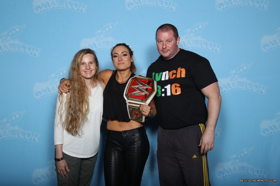 galaxycon-raleigh-2019-becky-lynchphoto-ops_48481961956_o.jpg