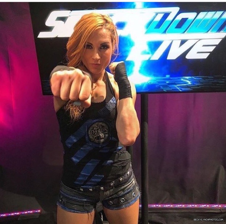 BeckyLynchWWE-0948411636892741632-20180102_223209-img1.jpg