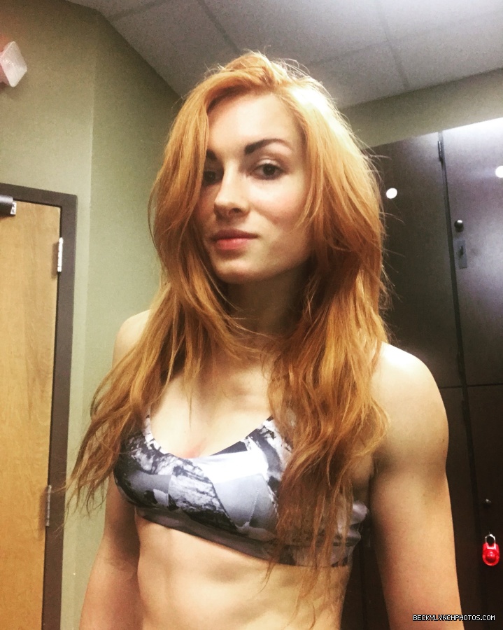 BeckyLynchWWE-0950470156794376192-20180108_145158-img1.jpg