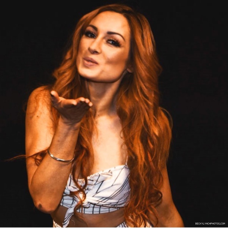 BeckyLynchWWE-0985714960541016064-20180415_220214-img1.jpg