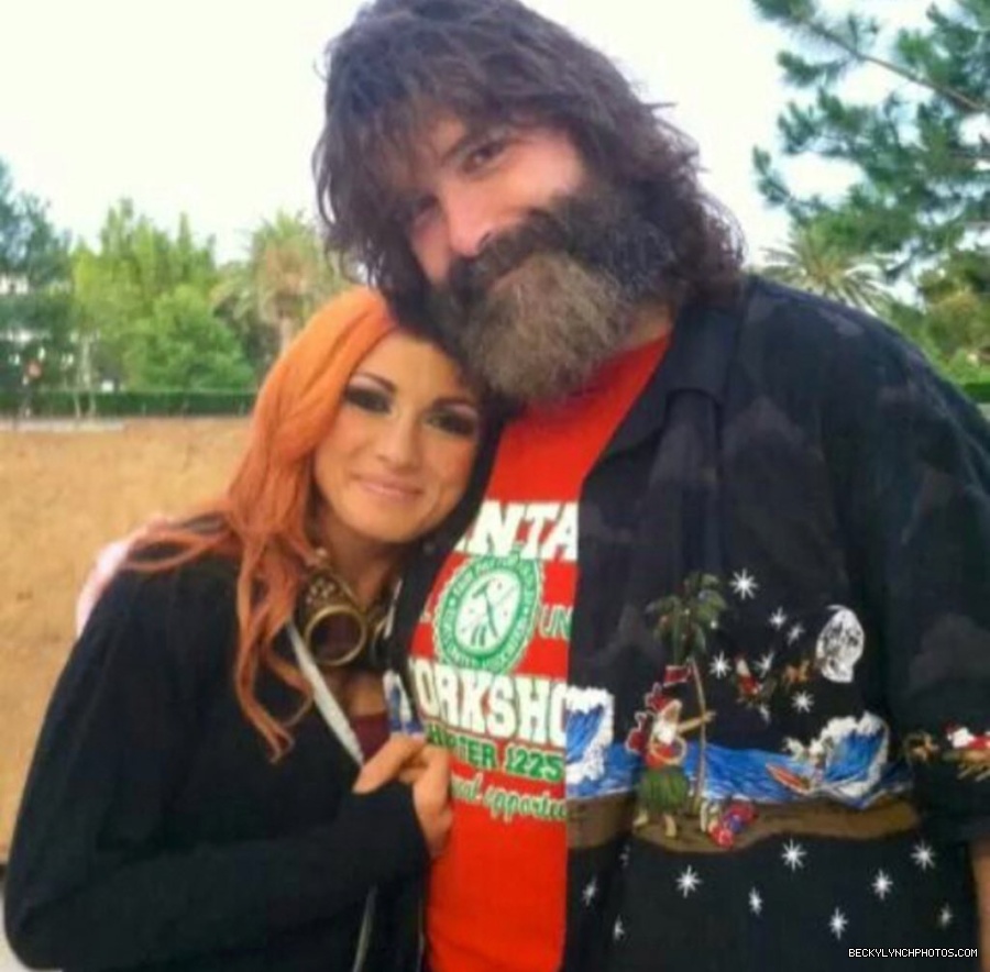 BeckyLynchWWE-1004940435955970048-20180607_231725-img1.jpg