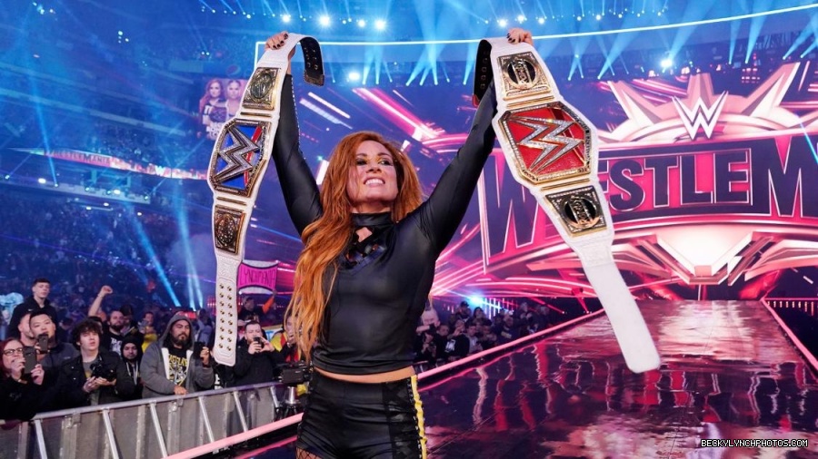 BeckyLynchWWE-1123716085692473345-20190501_172927-img1.jpg