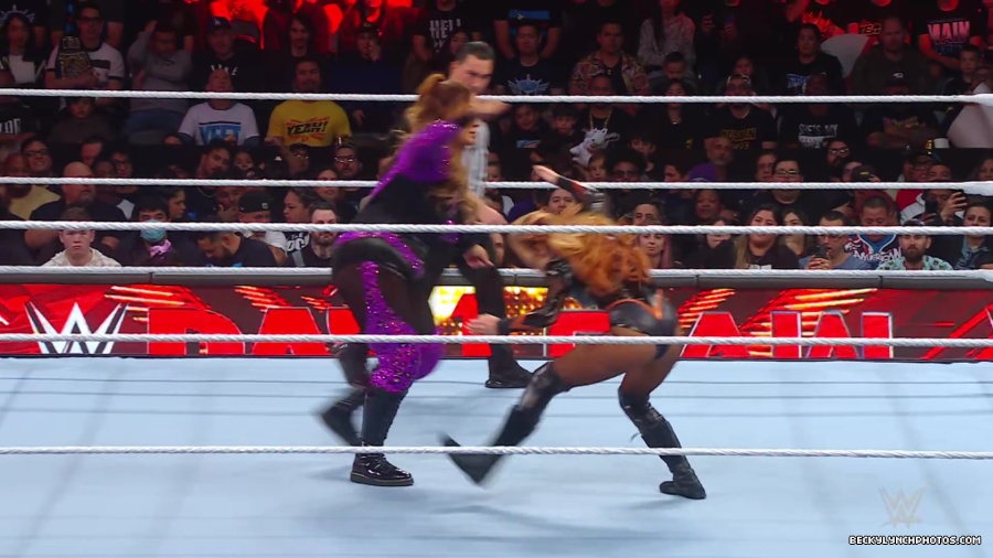WWE_Raw_01_01_24_Becky_vs_Nia_mp40165.jpg