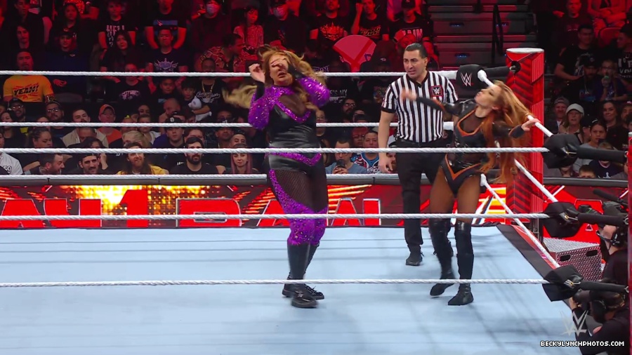 WWE_Raw_01_01_24_Becky_vs_Nia_mp40245.jpg