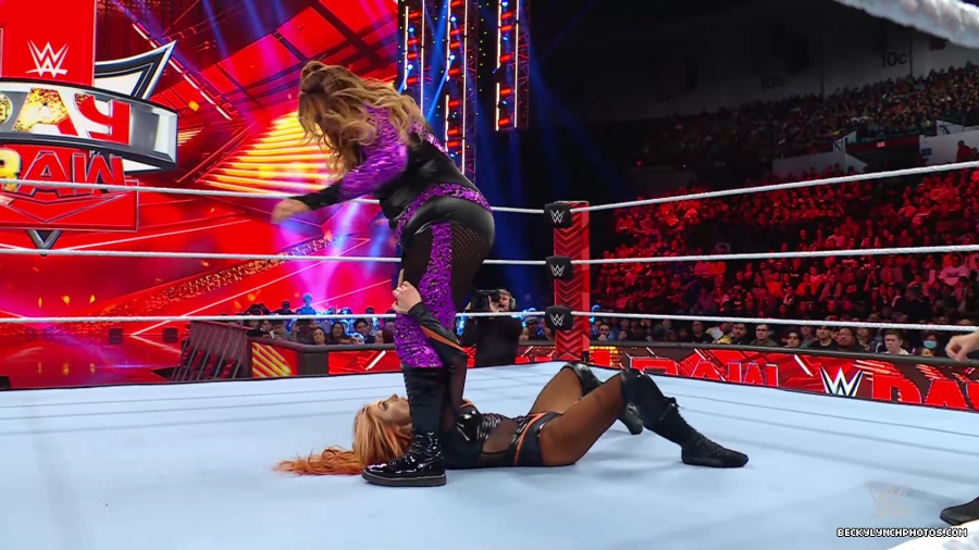 WWE_Raw_01_01_24_Becky_vs_Nia_mp40279.jpg