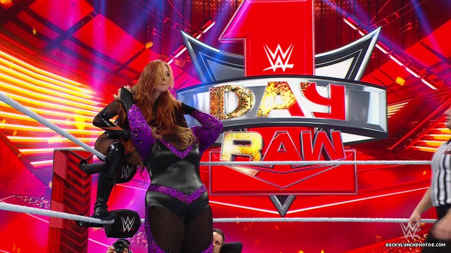 WWE_Raw_01_01_24_Becky_vs_Nia_mp40321.jpg