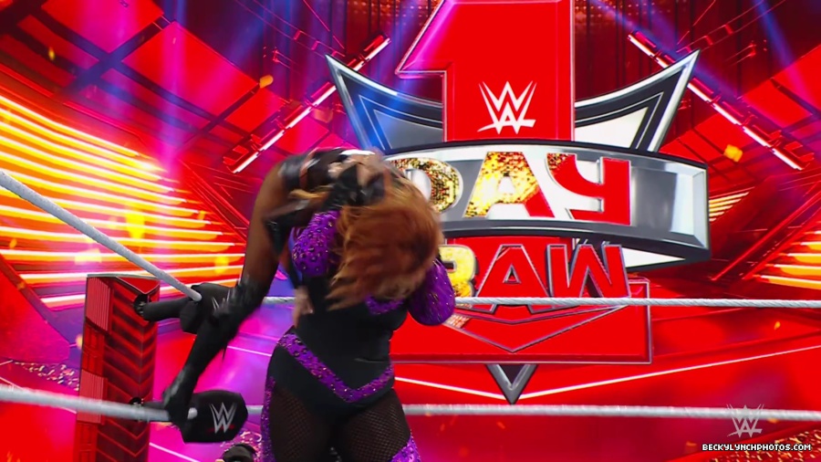 WWE_Raw_01_01_24_Becky_vs_Nia_mp40322.jpg