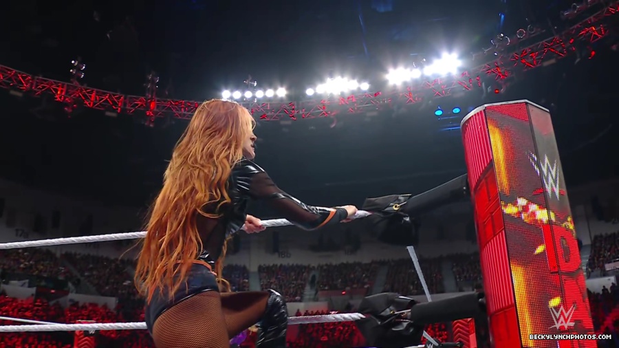 WWE_Raw_01_01_24_Becky_vs_Nia_mp40338.jpg