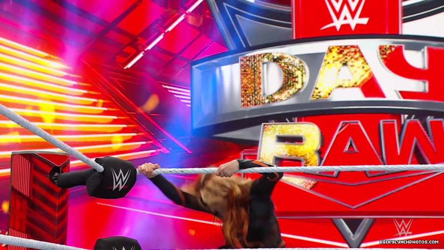 WWE_Raw_01_01_24_Becky_vs_Nia_mp40339.jpg