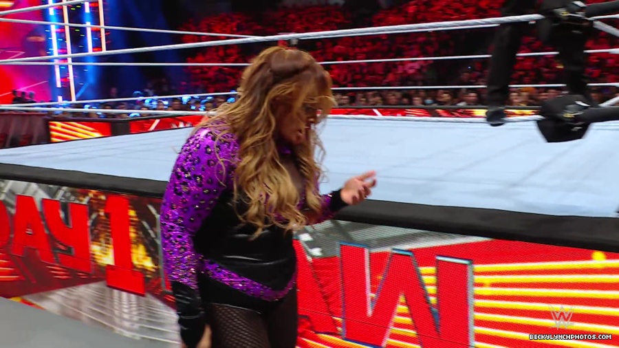 WWE_Raw_01_01_24_Becky_vs_Nia_mp40427.jpg