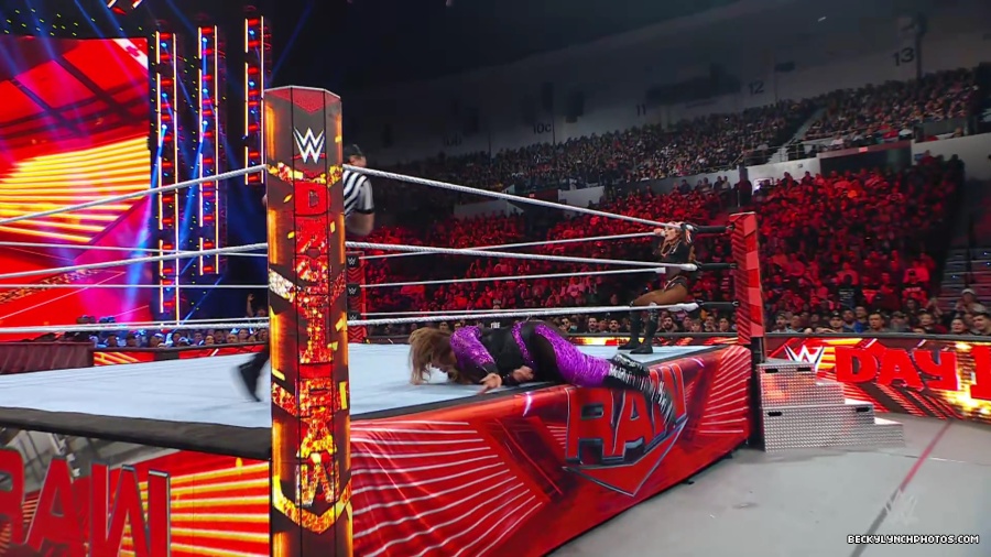 WWE_Raw_01_01_24_Becky_vs_Nia_mp40454.jpg