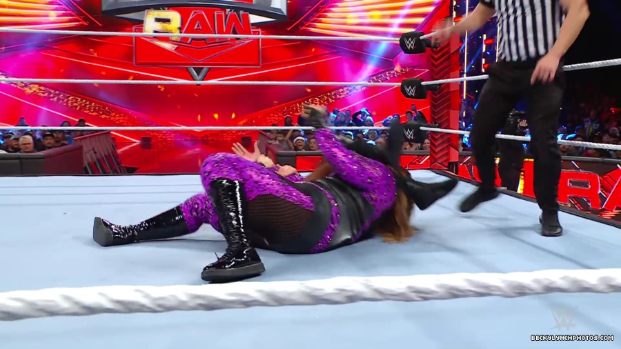 WWE_Raw_01_01_24_Becky_vs_Nia_mp40489.jpg