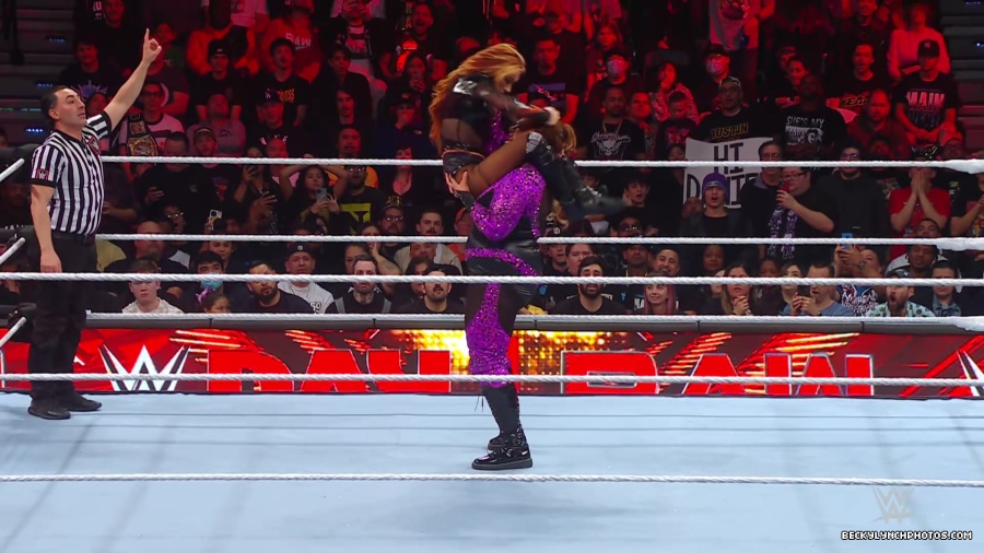 WWE_Raw_01_01_24_Becky_vs_Nia_mp40501.jpg