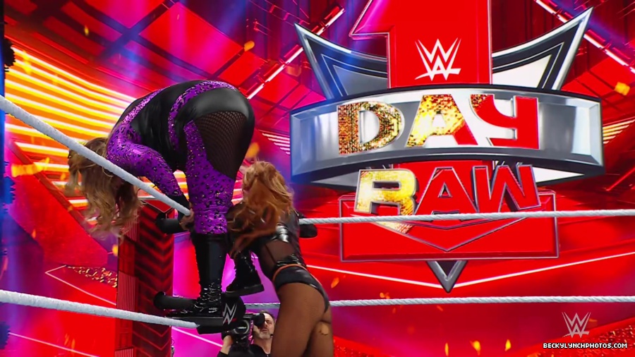 WWE_Raw_01_01_24_Becky_vs_Nia_mp40551.jpg