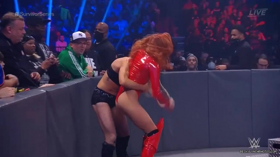 SURVIVOR_SERIES_2021_NOV__212C_2021_-_Becky_vs_Charlotte_0943.jpg