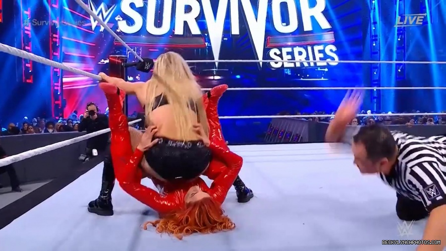 SURVIVOR_SERIES_2021_NOV__212C_2021_-_Becky_vs_Charlotte_3021.jpg